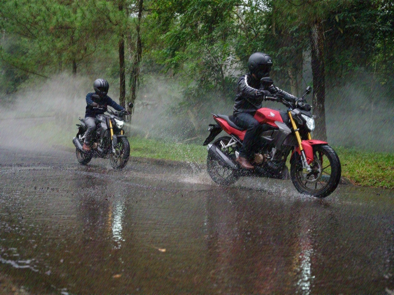 Berkendara Motor saat Hujan, Waspada Bahaya Aquaplanning 