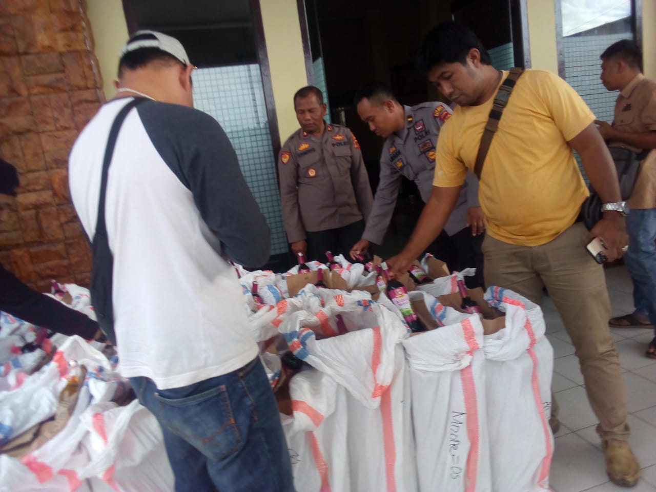 Gudang Miras Pelayang Raya Digerebek, Ratusan Dus Diamankan 