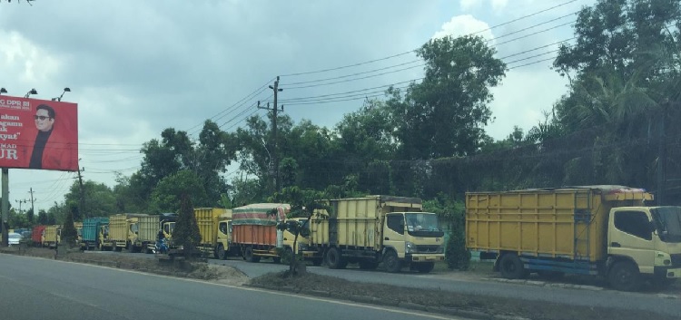 85 Truk Angkutan Batu Bara Parkir di Bahu Jalan di Perbatasan Kota Jambi-Muarojambi 