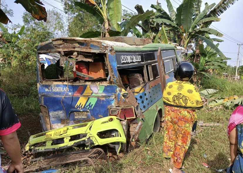 Bawa 17 Siswa SMP, Bus Sekolah di Bungo Ditabrak Truk dari Belakang