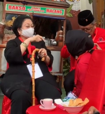 Pasca Videonya Viral, Megawati Terlihat Makan Bakso di Samping Gerobaknya Langsung