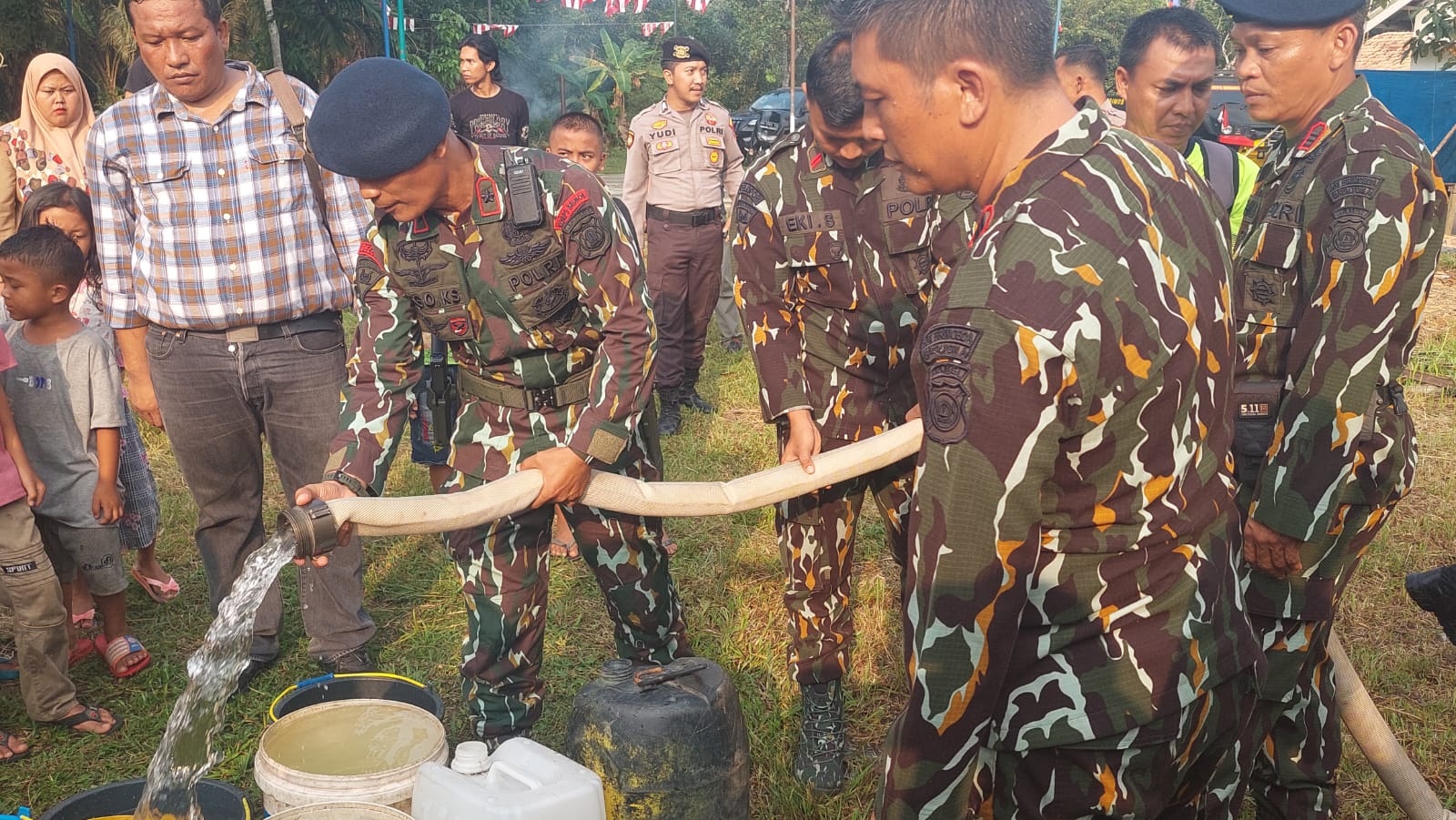 Atasi Kesulitan Warga Saat Kemarau, Satbrimobda Jambi Salurkan Bantuan Air Bersih 