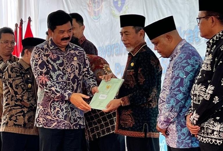 Bupati Merangin Terima Sertifikat dari Menteri ATR/BPN