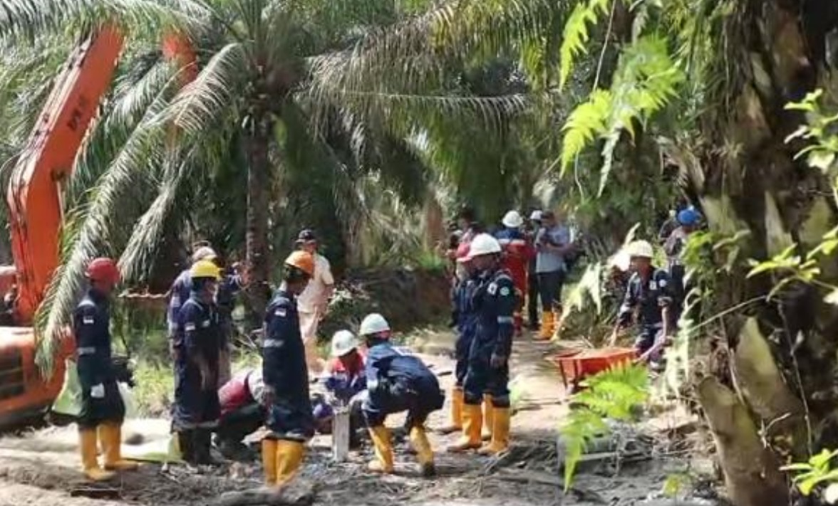 Sempat Kecoh Petugas dengan Pelepah Sawit, Puluhan Sumur Minyak Ilegal Bajubang ‘Disemen’ Petugas