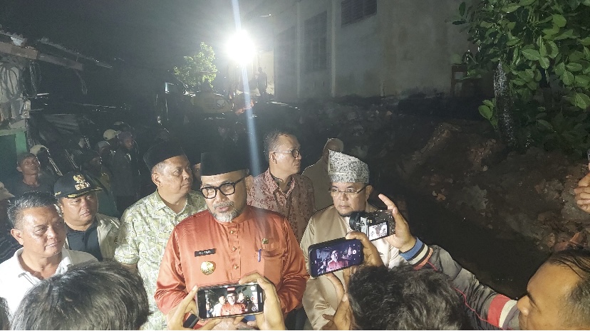 Pjs Gubernur Sudirman Sambangi Rumah Duka Korban Reruntuhan Tembok SMKN1, Pemprov Akan Teliti Kondisi Tembok