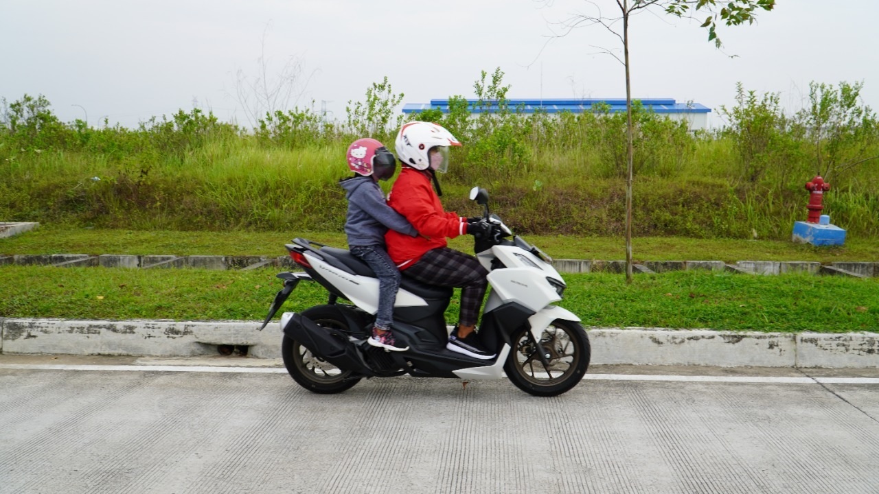 7 Kiat Cari Aman Bonceng Anak Naik Motor 