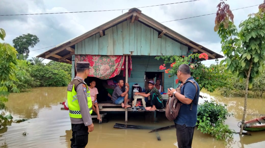 Banjir Rendam Ratusan Rumah Warga Muaro Jambi, Warga Dirikan Tenda Darurat di Jalan