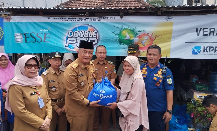 Salurkan Bantuan Korban Banjir, Sekda A Ridwan Ingatkan Masyarkat Tetap Waspada