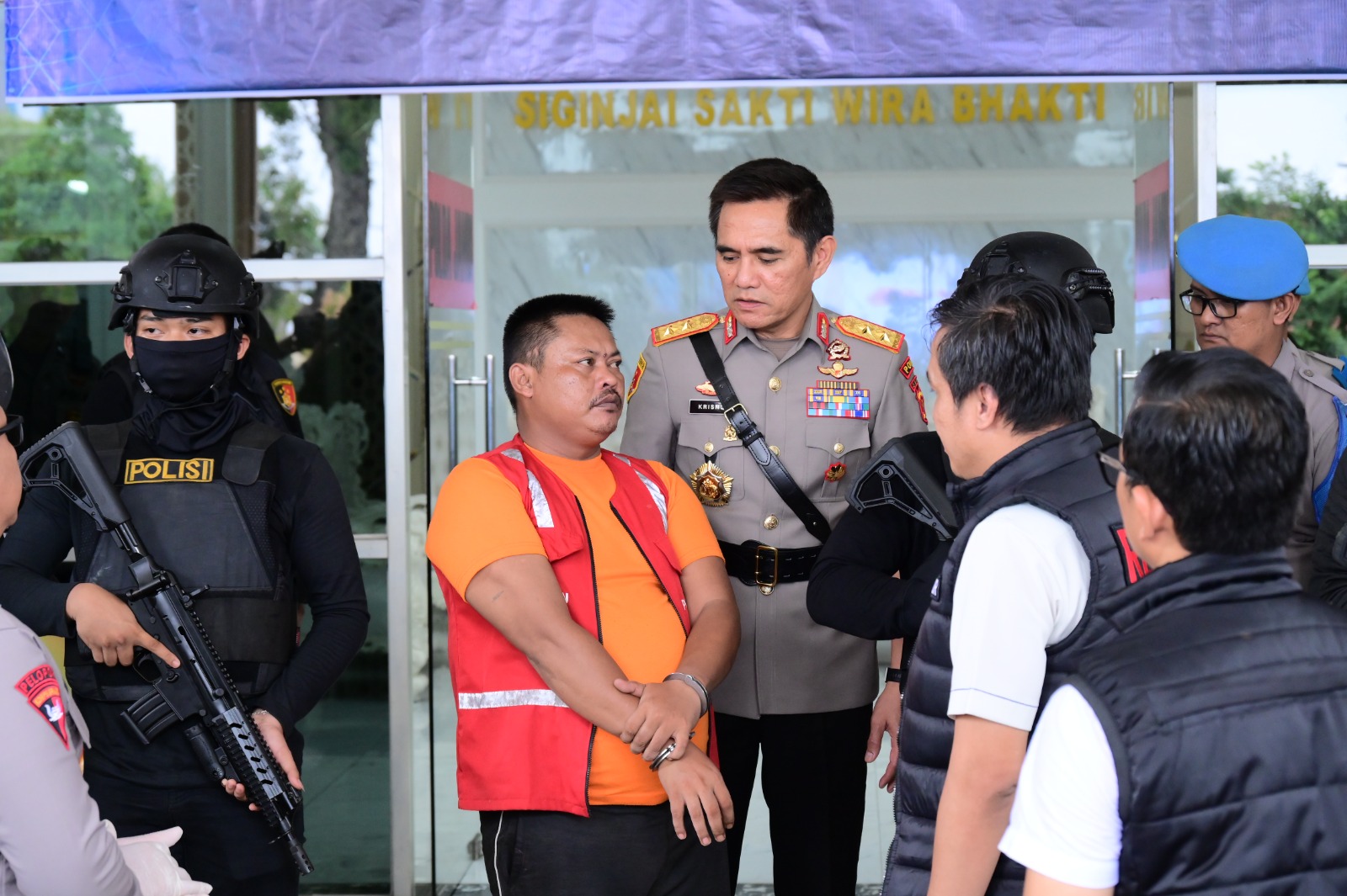 Dikawal Petugas Bersenjata Lengkap, Polda Jambi Tampilkan Tersangka Pembunuhan Polisi di Jambi