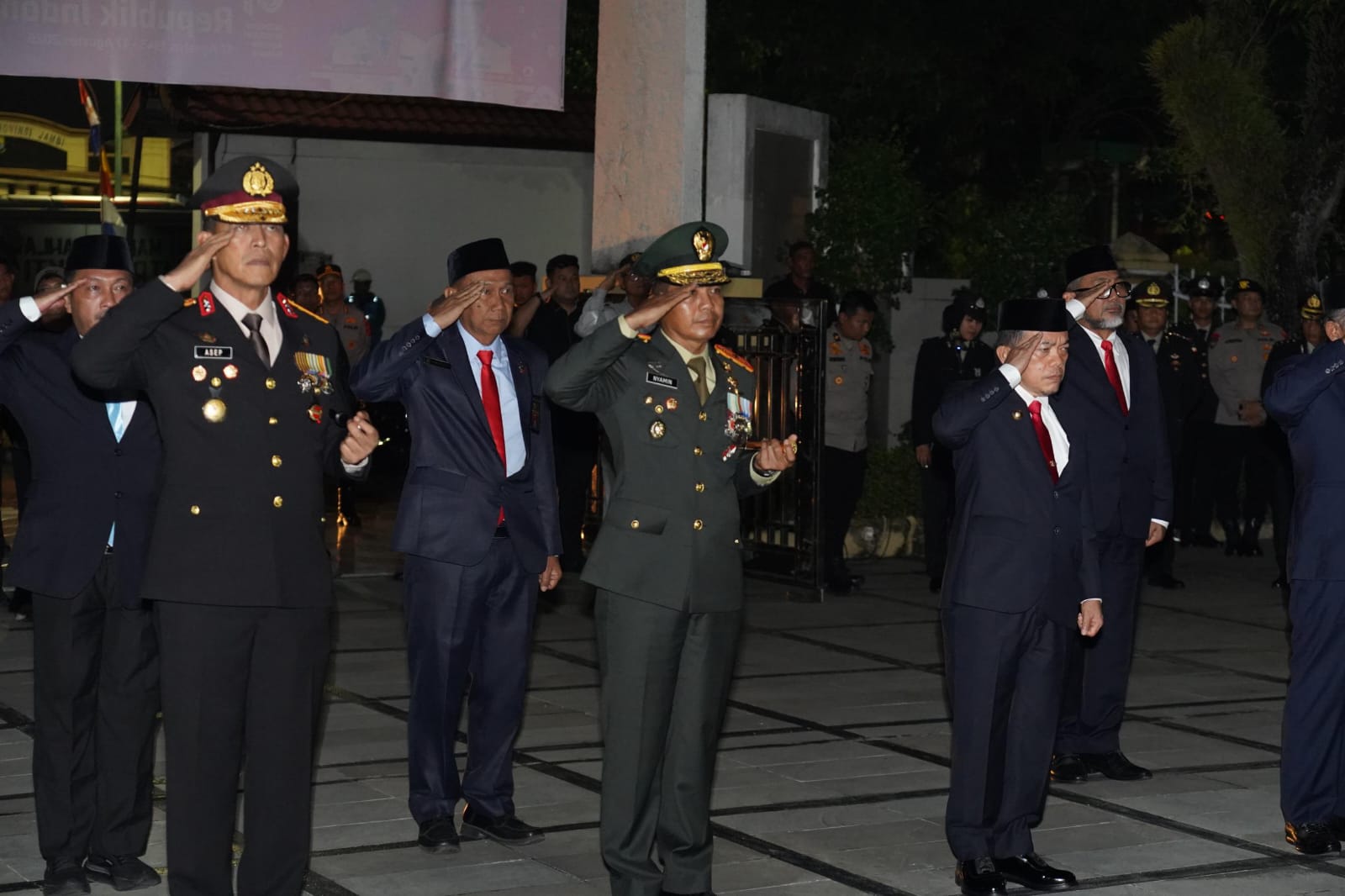 Danrem 042/Gapu Hadiri Upacara Renungan Suci di TMP Satria Bhakti