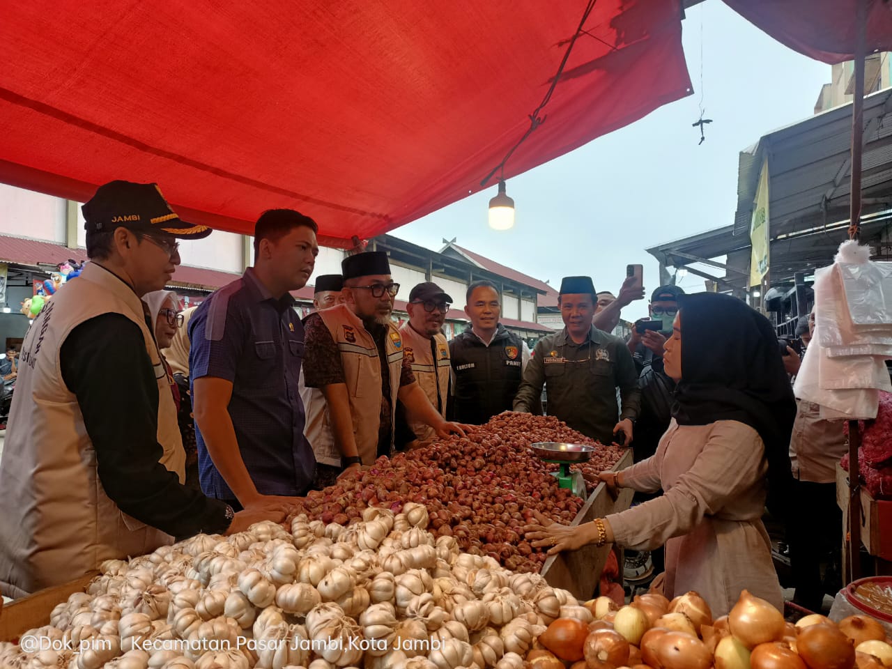 Sidak ke Pasar Angso Duo, Sekda Sudirman Pastikan Sembako Tersedia dan Terjangkau Jelang Puasa dan Lebaran