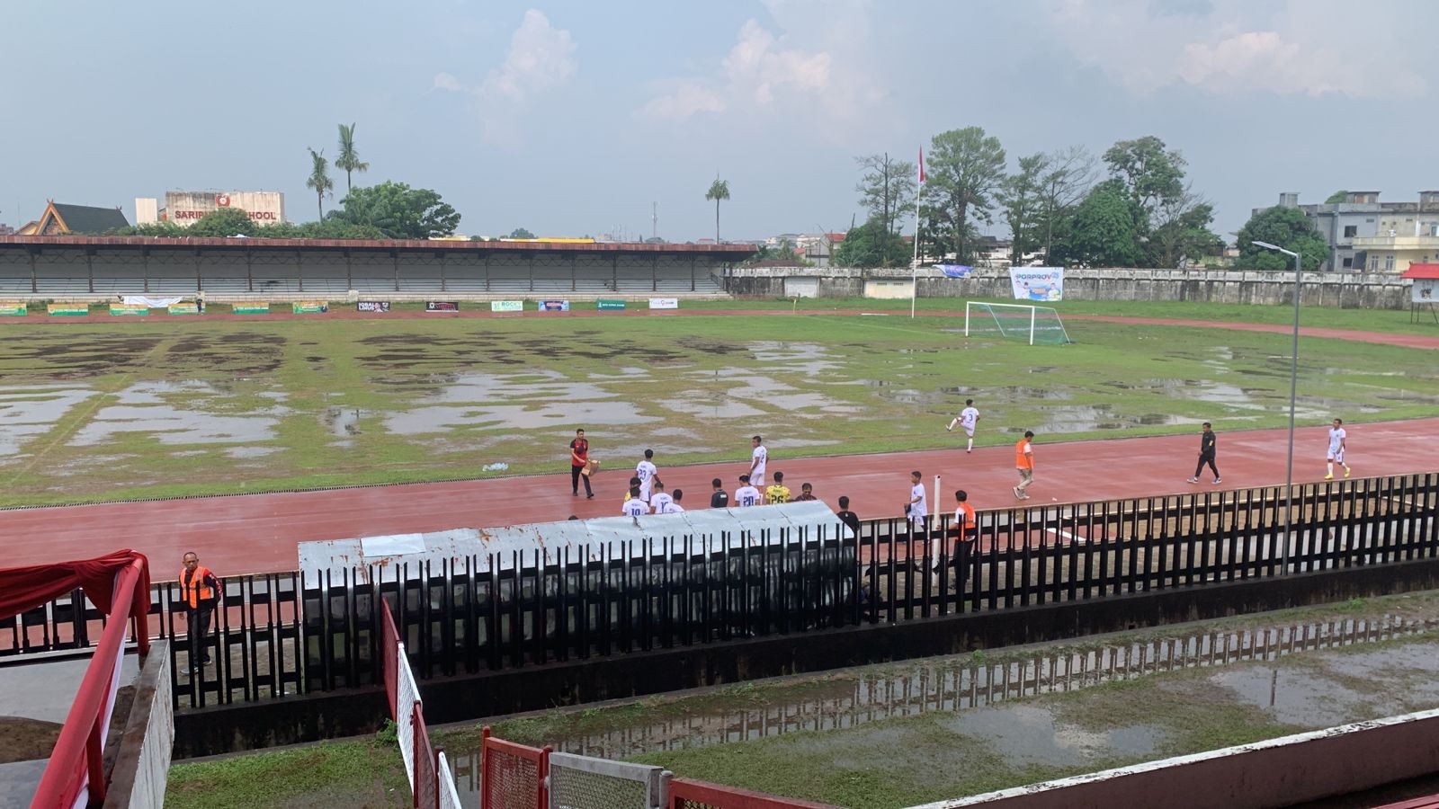 BREAKING NEWS: Lapangan KONI Terendam, Laga Tanjabbar Vs Kerinci Belum Dimulai