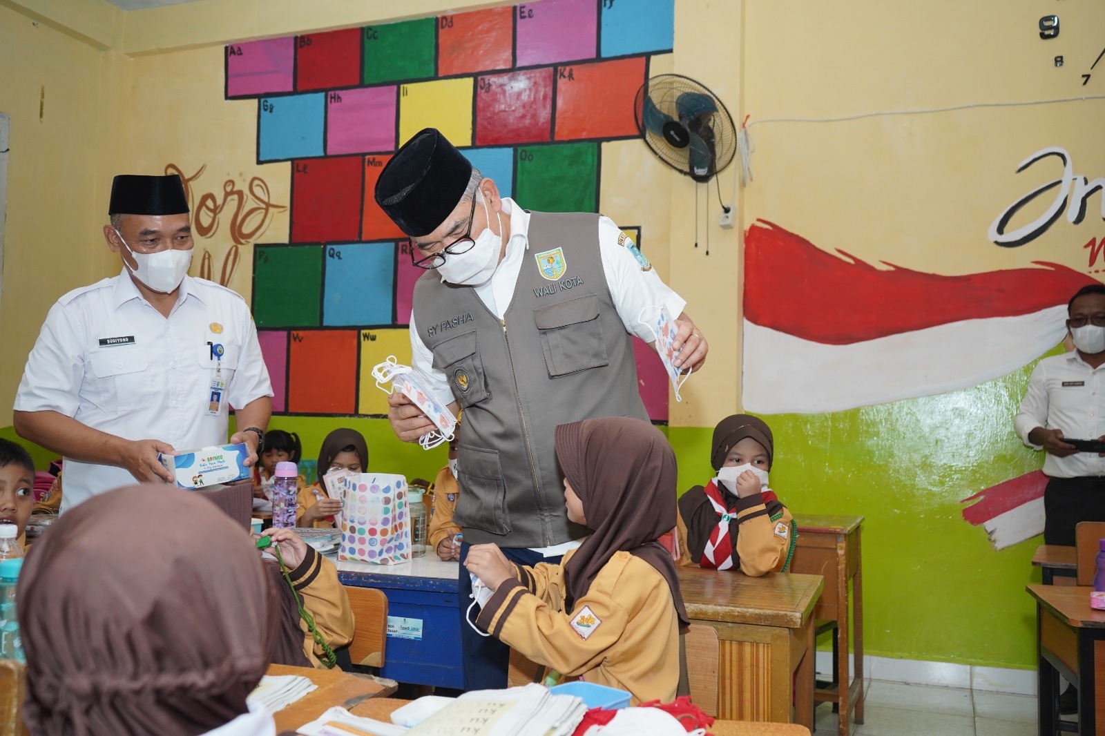 Tanggap Bencana Kabut Asap, Wali Kota Fasha Bagikan Masker di Sekolah 