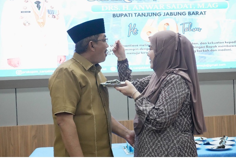 Bupati Anwar Sadat Santuni 100 Anak Yatim di Momen Milad ke-60