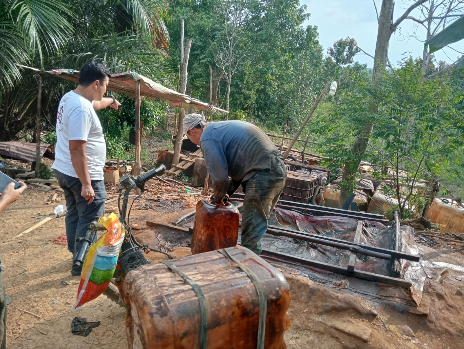 Polisi Rusak Puluhan Titik Sumur Minyak Tanpa Izin di Hutan Harapan Batas Jambi - Sumsel