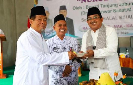 Bupati Tanjab Barat Resmikan Aula Baru Ponpes Nurul Hikam dan Salurkan Bantuan untuk Masjid