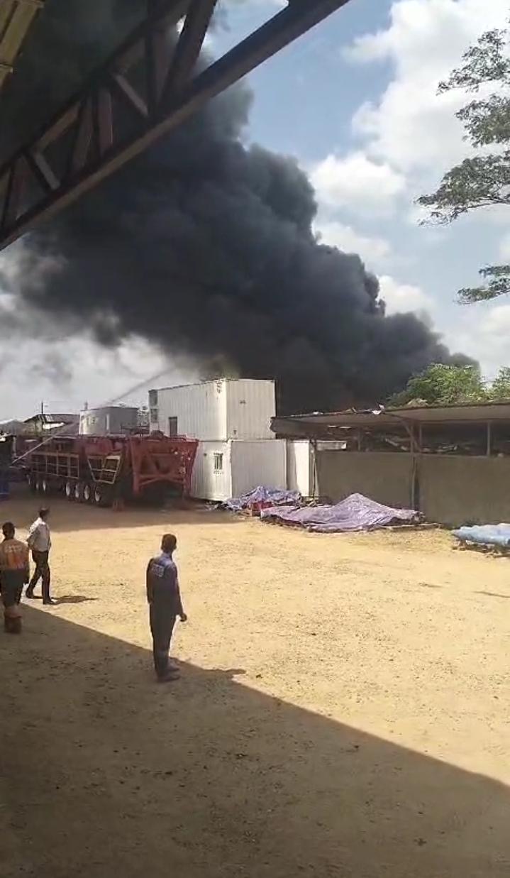 Gudang Penyimpanan Minyak PT Waskita Terbakar,  Warga Dengar Suara Ledakan 