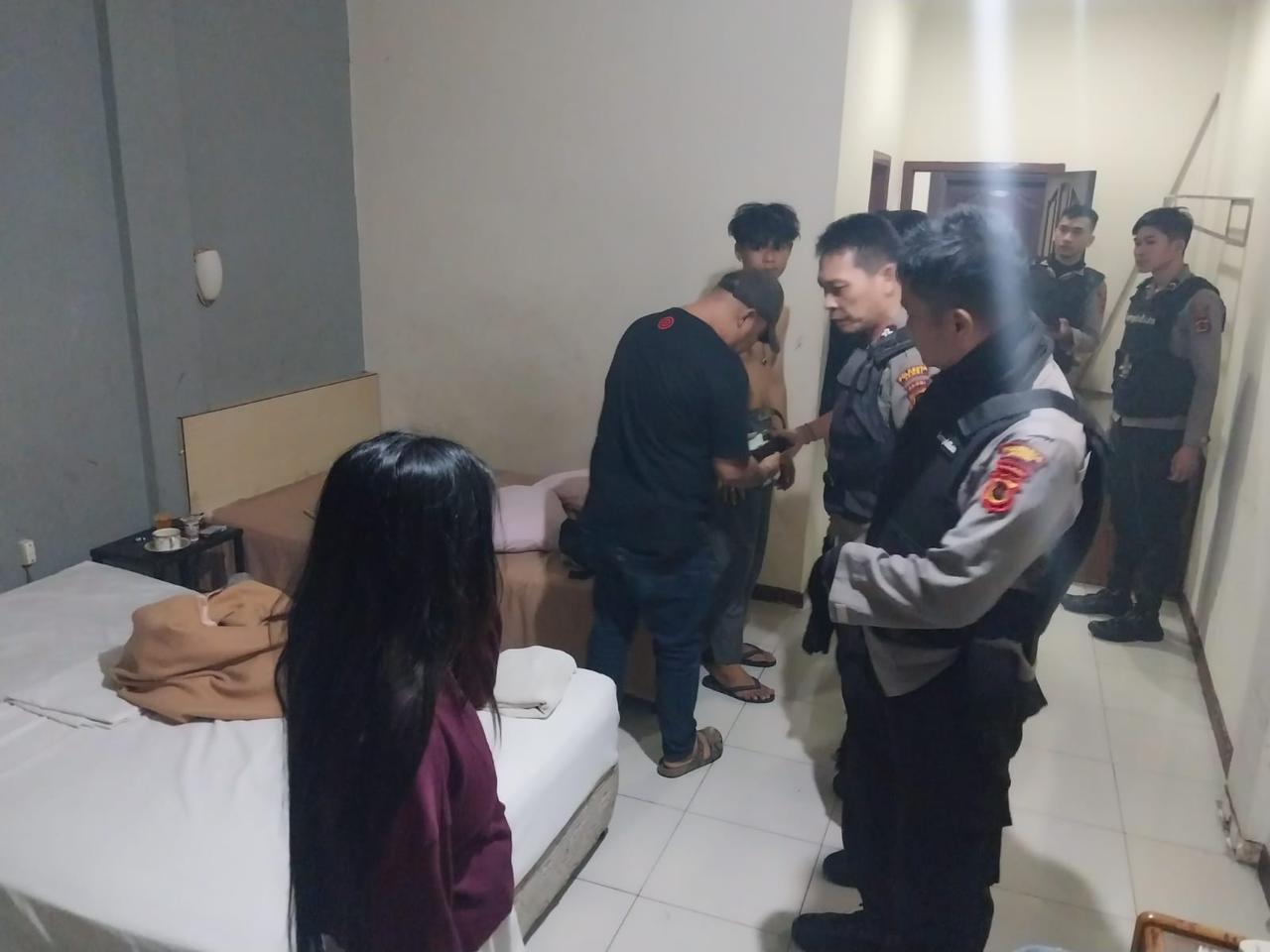 Polisi Amankan Dua Pria Mucikari saat Razia di Kamar Hotel