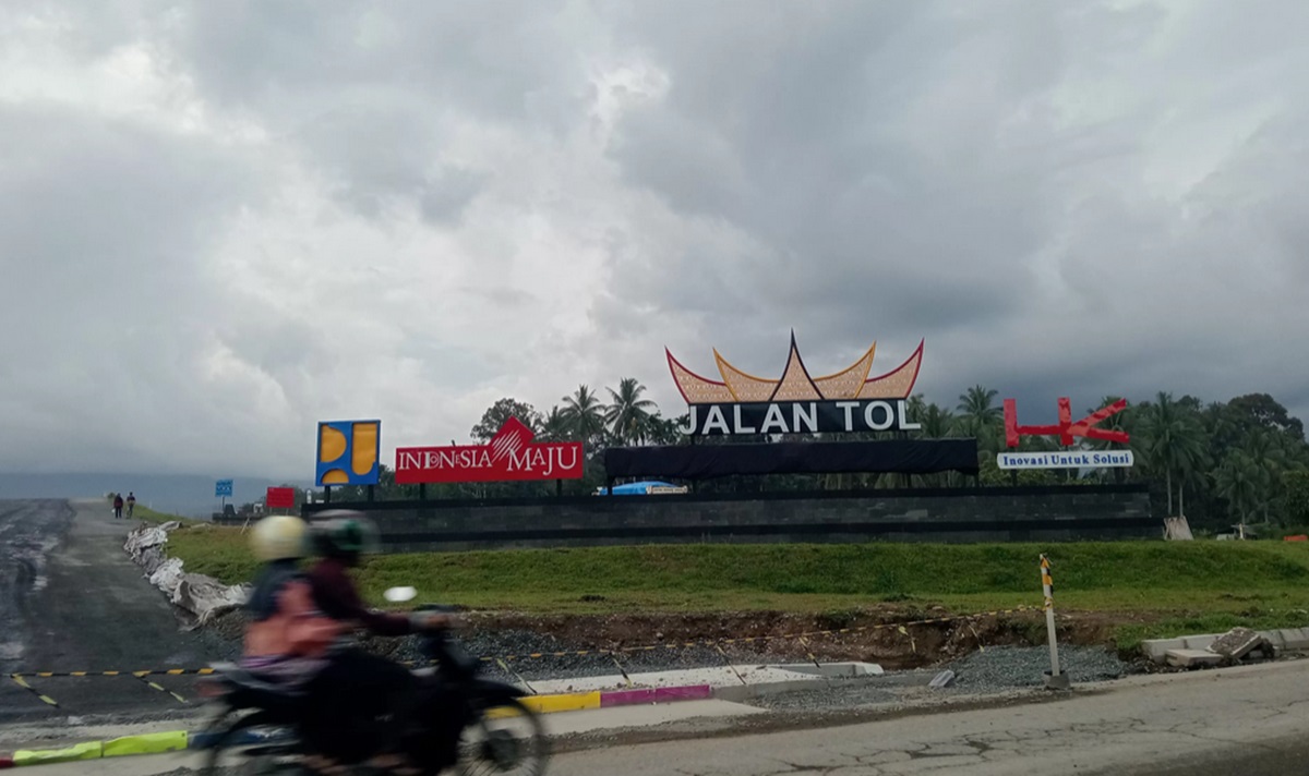 Duh! Warga Tutup Kain Hitam Tulisan ‘Padang-Sicincin’ di Gerbang Tol Sumbar