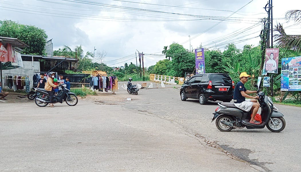 Nyaris Roboh, Jembatan Sari Bakti Kini Ditutup. 