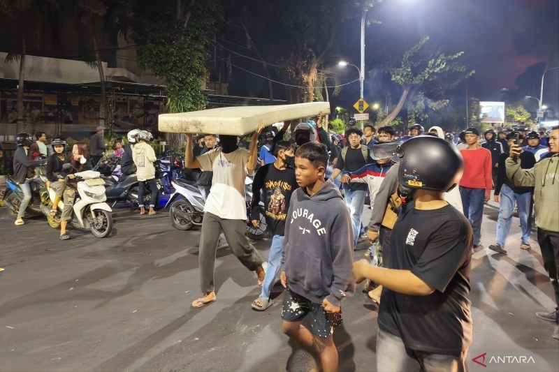 Massa Jarah Barang dari Gedung Negara Grahadi Surabaya