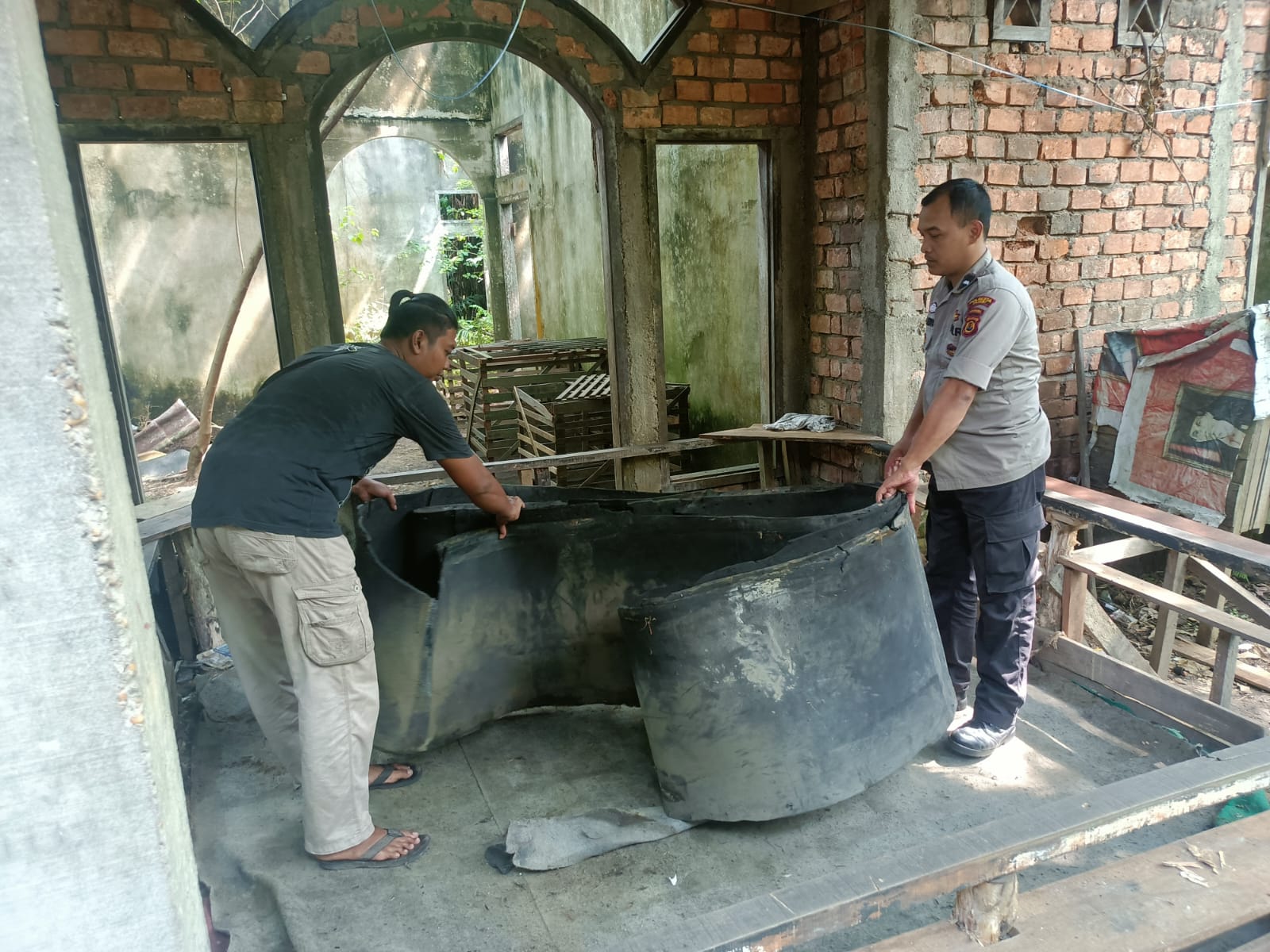 Polisi Hancurkan Tempat Judi Sabung Ayam di Kawasan Alam Barajo 