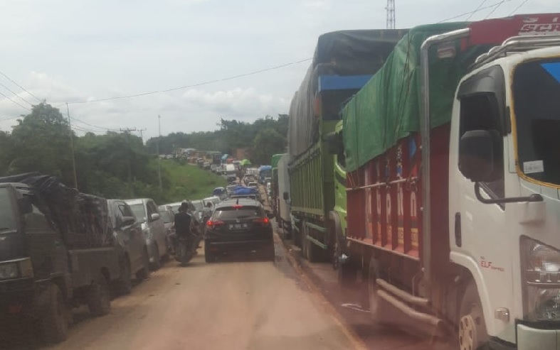 Kemacetan Jalur Jambi-Palembang Makin Parah, di KM 59 Arah Palembang Lumpuh, Arah Jambi 3 Jalur