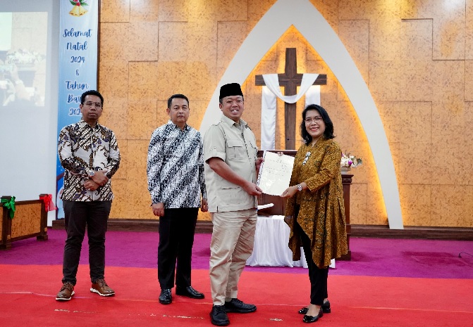 Jelang Perayaan Natal Menteri Nusron Serahkan Sertipikat untuk Gereja yang Berdiri sejak 1968