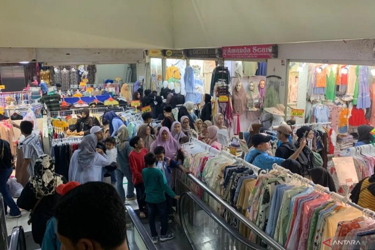 Jelang Ramadhan, Pasar Tanah Abang Dipadati Pembeli