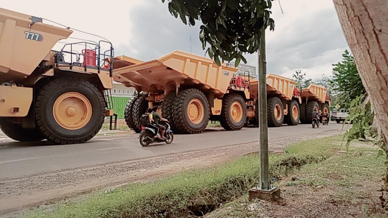 Truk Raksasa Lalu Lalang di Jalan Raya Jambi, Kepo? Ini Fungsinya