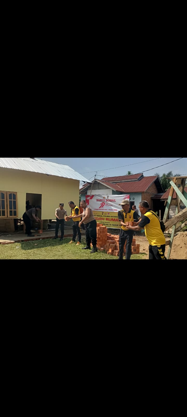 Kapolsek Pemayung Bersama Anggota Gelar Gotong Royong Bedah Rumah Milik Rohani Jadi Layak Huni