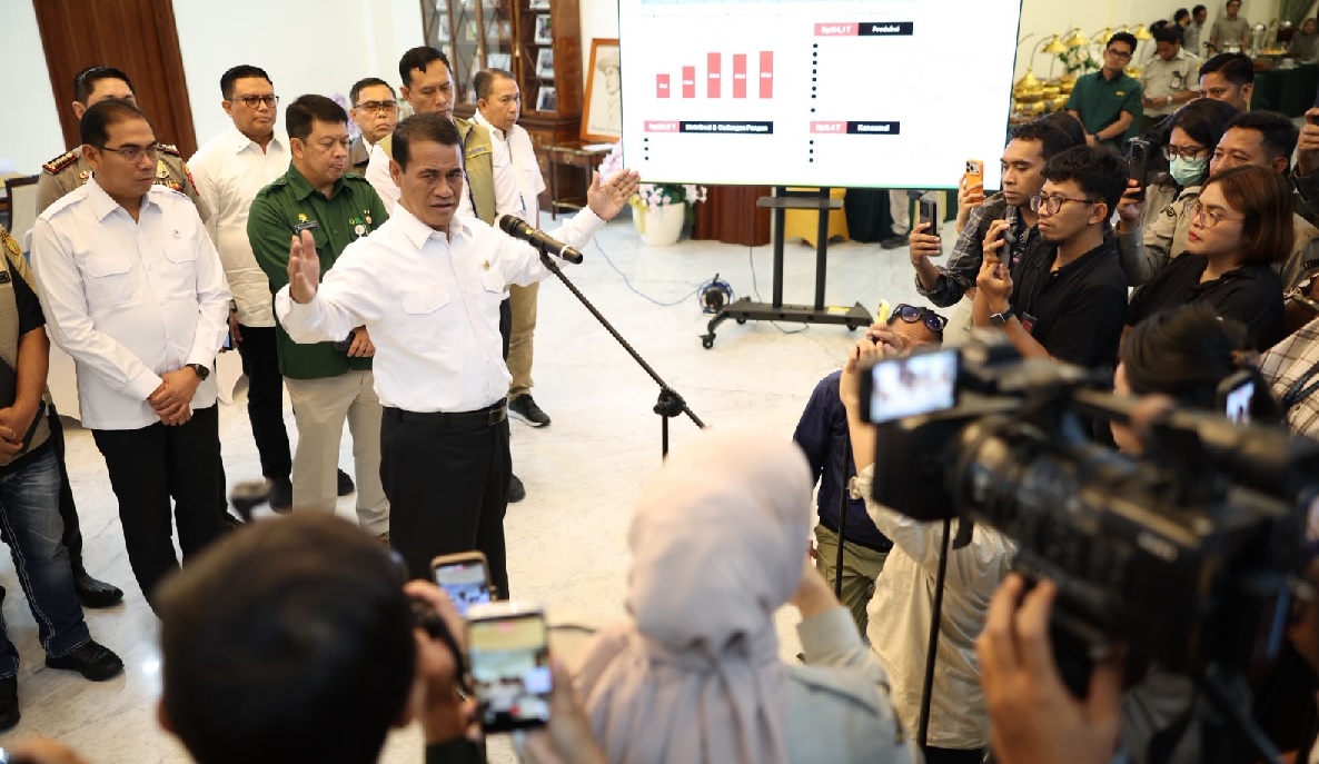 Buntut Skenario Oplos Beras SPHP, Mentan Amran Sapu Bersih dan Copot Pejabat Bulog