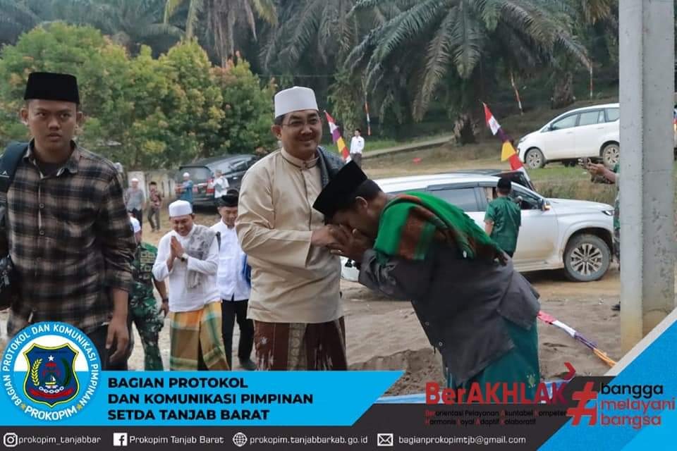 Bupati Tanjab Barat Lakukan Kunjungan Safari Ramadan ke Masjid Al-Ikhlas Desa Intan Jaya