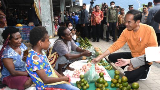 Kunjungi Pasar Pharaa, Presiden Sapa Warga dan Cek Harga Kebutuhan Pokok