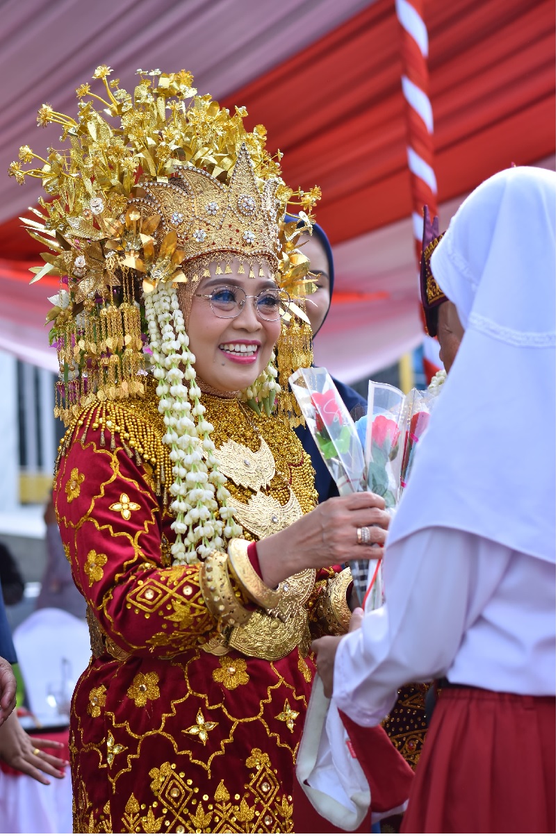 Tampil Beda, Pj Wali Kota Jambi Gunakan Baju Adat Saat Pimpin Peringatan Hardiknas