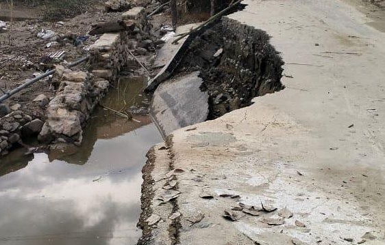 Jalan Penghubung Antar Kecamatan di Kota Sungai Penuh Rusak Parah