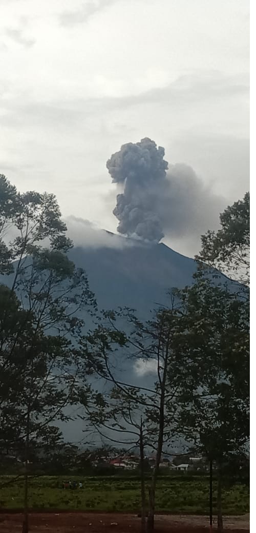 Pagi Ini Gunung Kerinci Erupsi Abu Vulkanik Setinggi 750 M, Pemerintah Gelar Apel Kesiapsiagaan