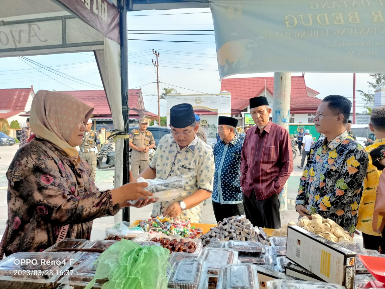 Bupati Tanjab Barat Borong Takjil di Pasar Bedug