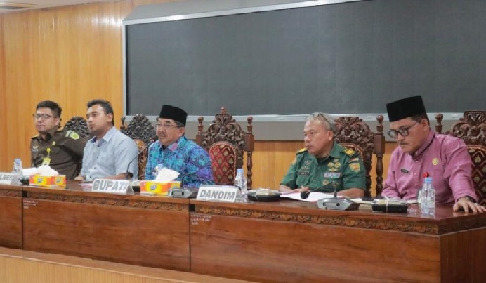Bupati Tanjabbar Hadiri Mediasi Penyelesaian Masalah Antara Kelompok Tani Imam Hasan Desa Badang & PT. DAS