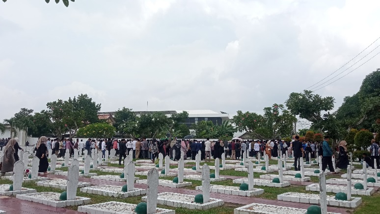 Prof. Asad Dihantarkan Ratusan Orang Menuju Taman Makam Pahlawan