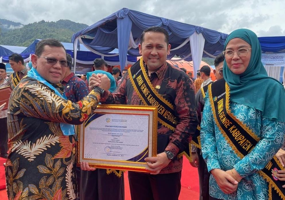 H M Syukur dan Istri, Dikukuhkan Jadi Ayah Bunda Genre Merangin