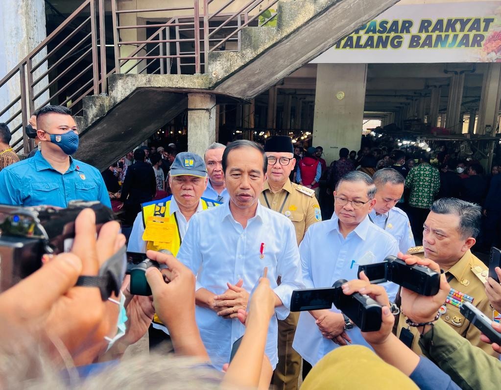 Presiden Jokowi Cek Harga Komoditas Pangan di Pasar Rakyat Talang Banjar Jambi
