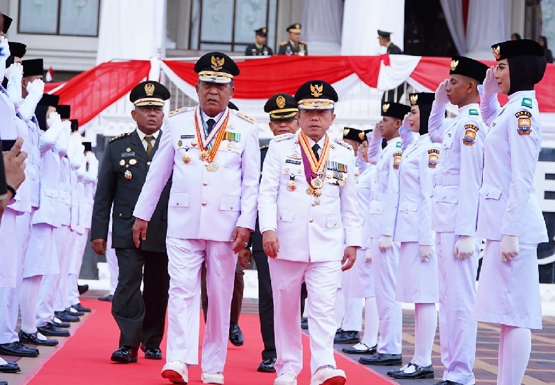 Hadiri  Upacara Penurunan Bendera , Gubernur Tegaskan  Bangun Bangsa Dengan Persatuan