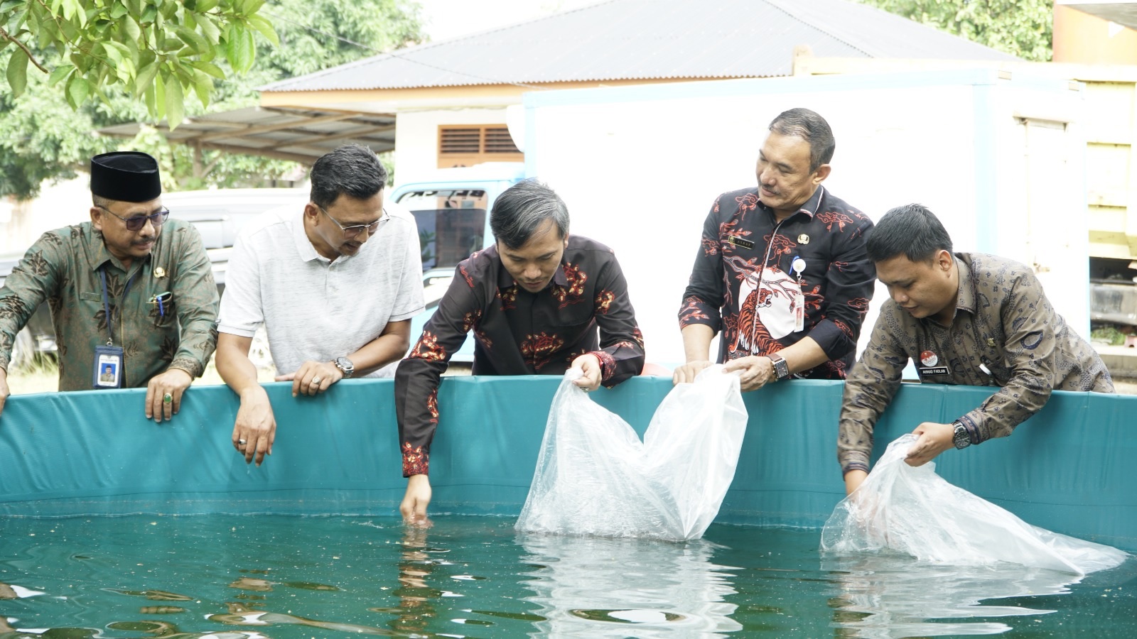 Ketua DPRD Jambi Serahkan 40 Ribu Bibit Ikan Lele Kepada Pokdakan di Thehok