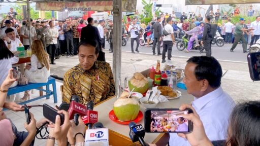 Bersama Menhan Prabowo, Presiden Jokowi Makan Bakso, Minum Air Kelapa di Warung Pingggir Jalan