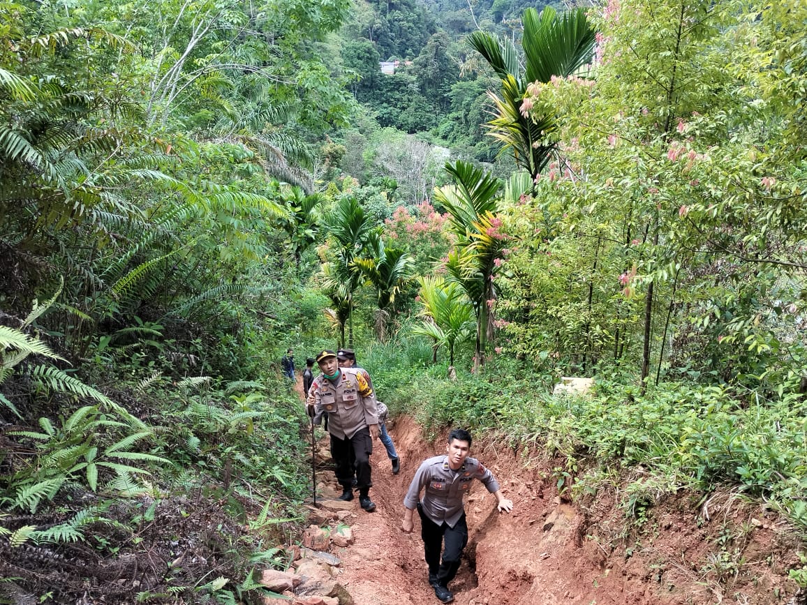 4 Jam Jalan Kaki Polres Cek Lokasi Dugaan PETI di Muara Emat