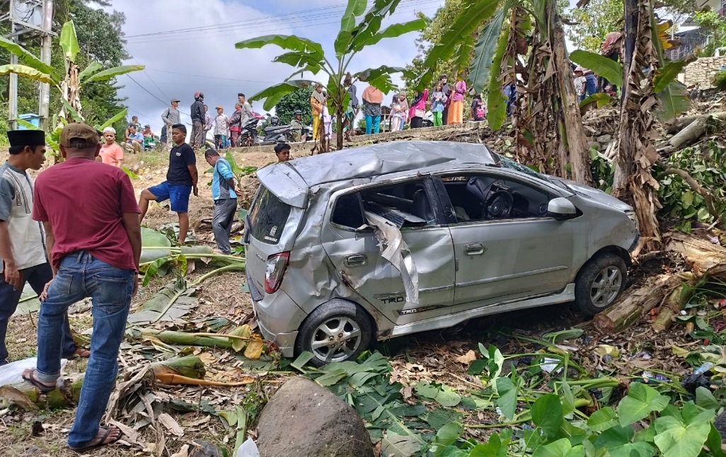 Mobil Toyota Agya Masuk Jurang di Sungai Penuh