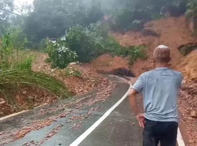 Jalan Menuju Batangasai Longsor, Akses Jalan Lumpuh