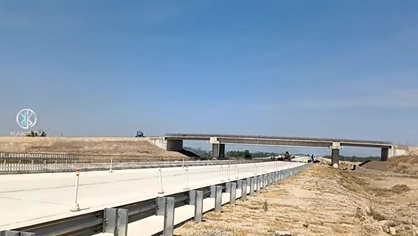 Update Terbaru Jalan Tol Solo-Jogja, SS Kartasura-Klaten Mulai Pemasangan Rangka Batas Jalan