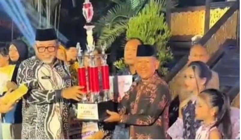 Wabup Merangin Terima Piala Juara Pertama Parade Kapal Hias di Launching Jambi Elok Nian 2026